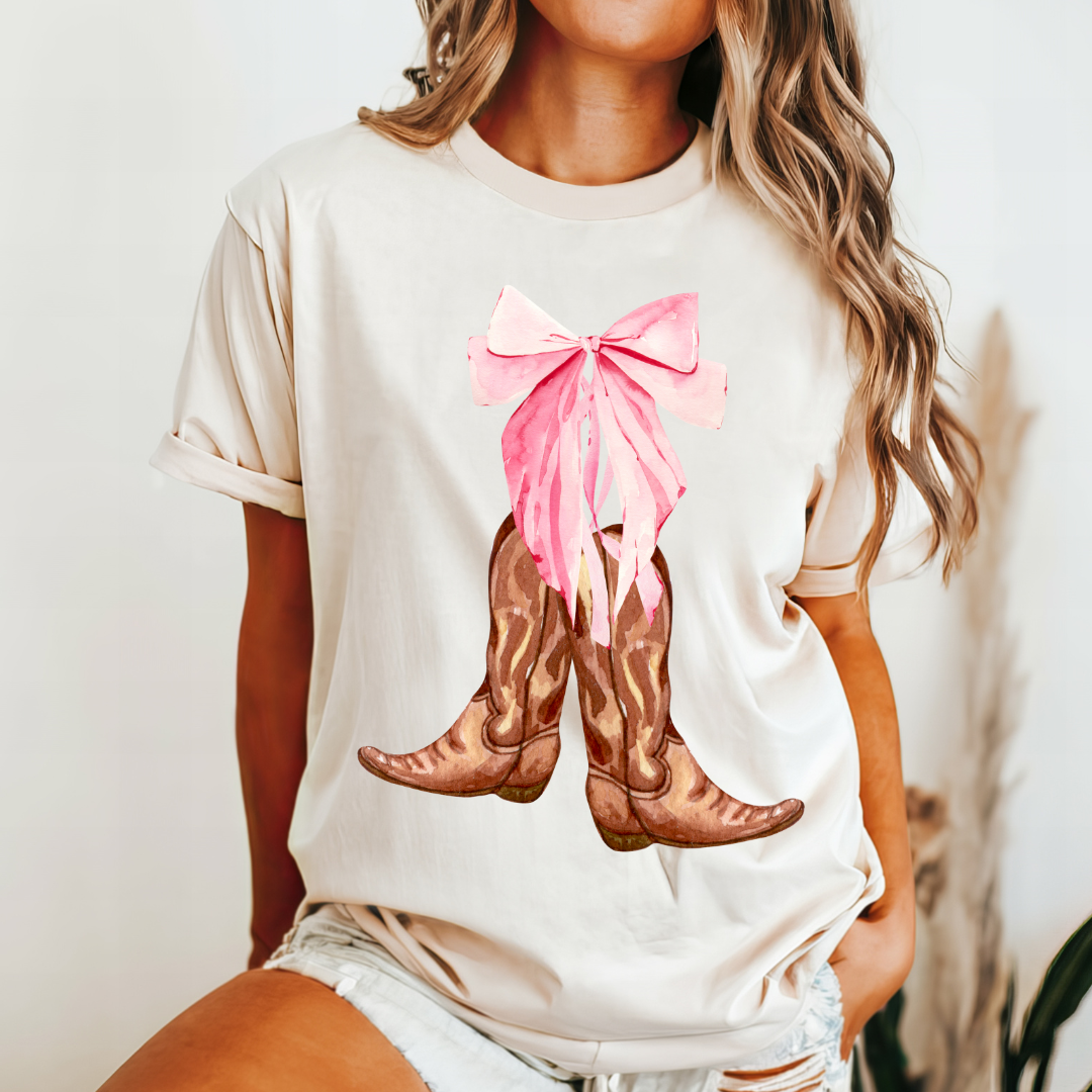 BOOT & BOWS GRAPHIC TEE