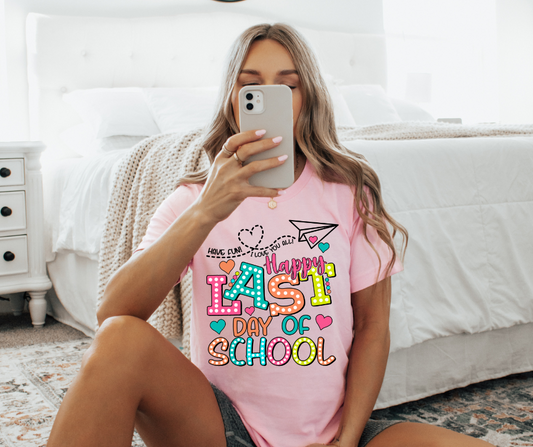 HAPPY LAST DAY OF SCHOOL GRAPHIC TEE