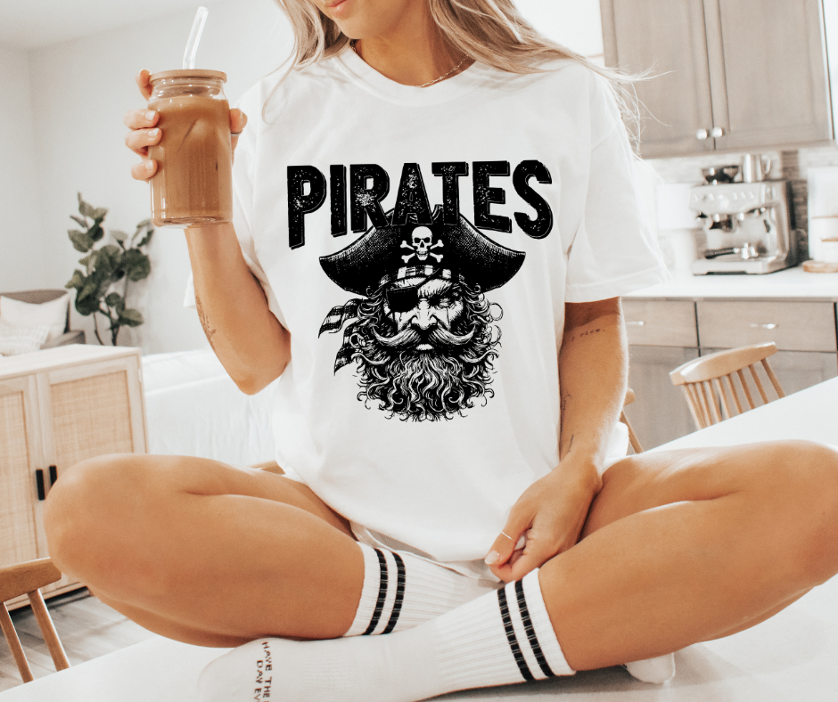 PIRATES DISTRESSED GRAPHIC TEE